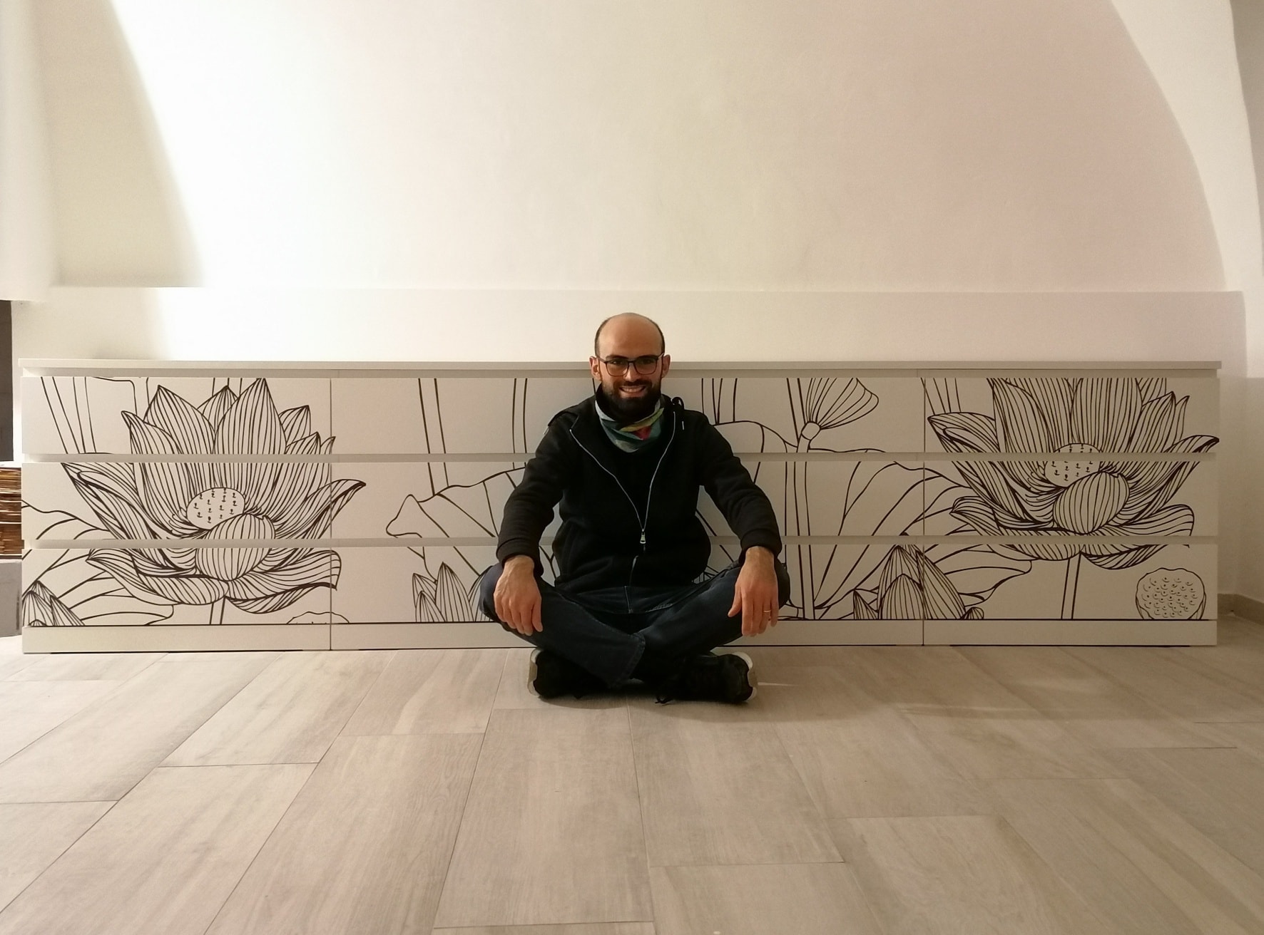 Cassettiera di serie personalizzata con stampa digitale UV disegno fiori stilizzati
