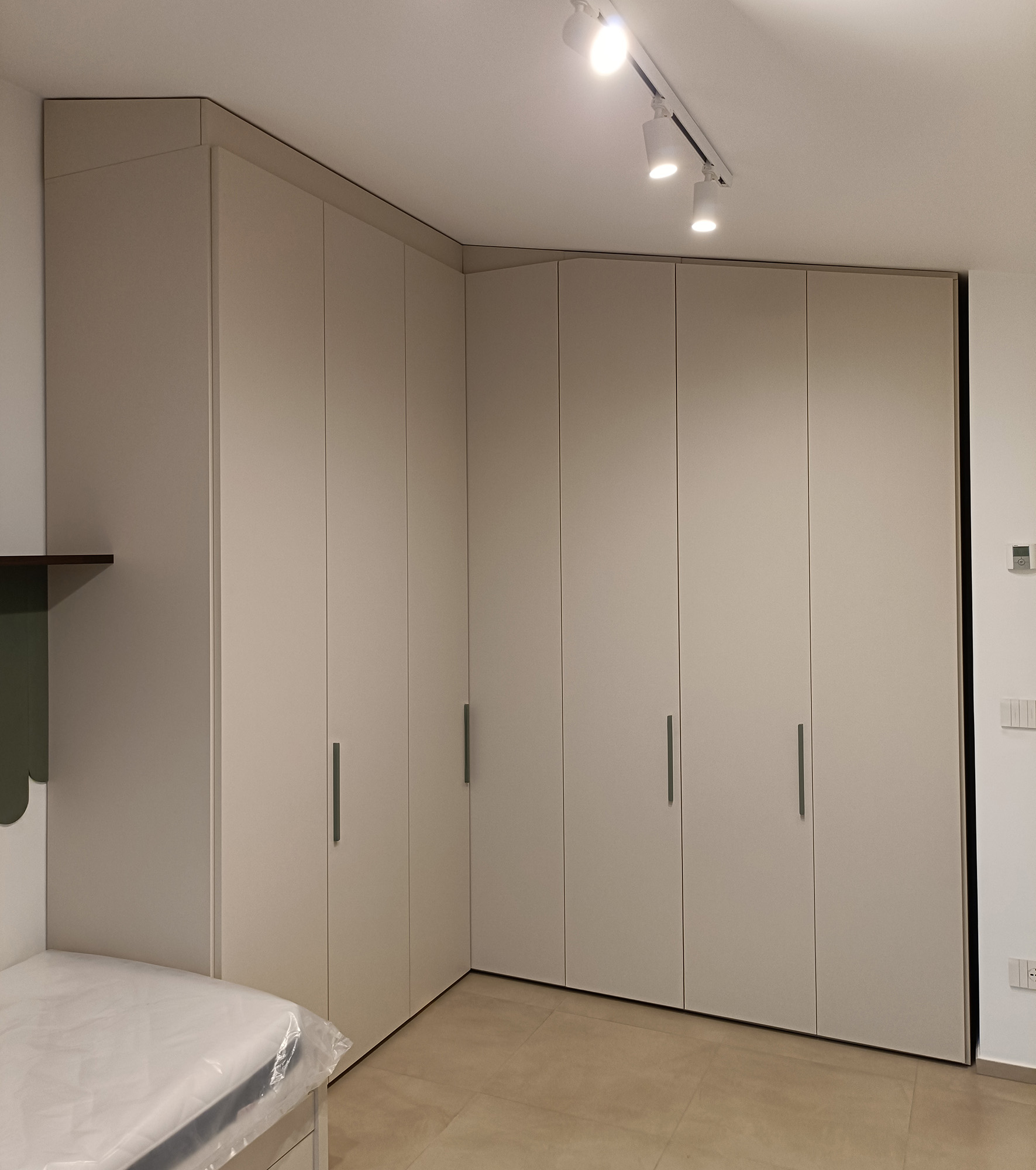 Armadio mansarda con tetto irregolare su misura | Terlizzi - Mercuri Design