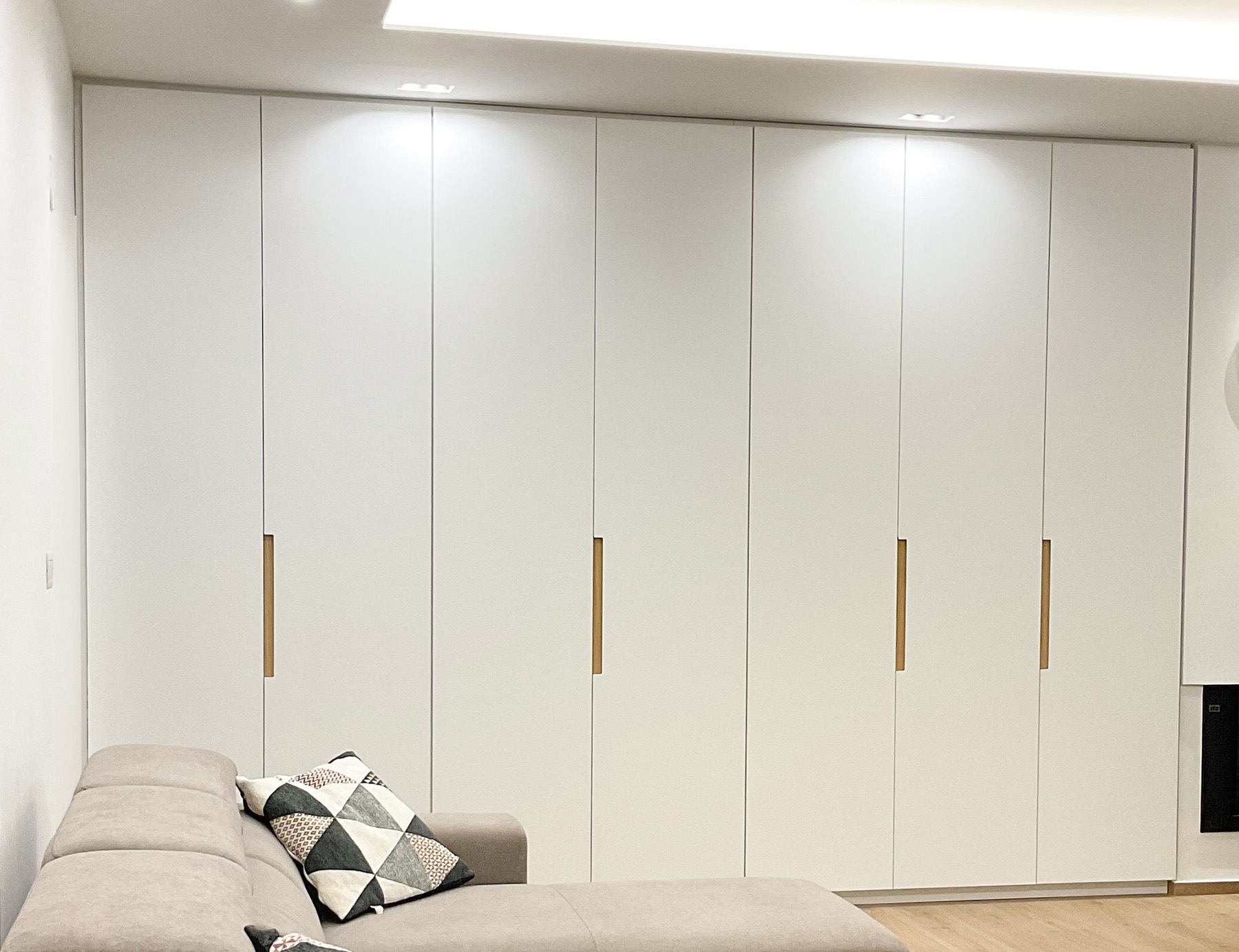 armadio su misura laccato con maniglie Rovere | Terlizzi - Mercuri Design