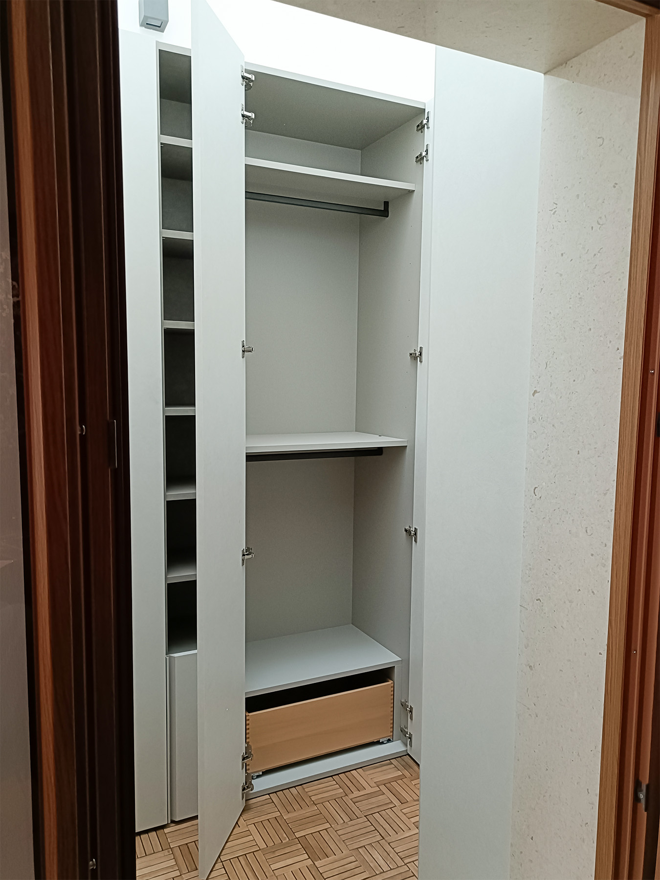 Cappottiera con cestone in legno massello di faggio - armadio su misura ripostiglio Terlizzi Mercuri Design
