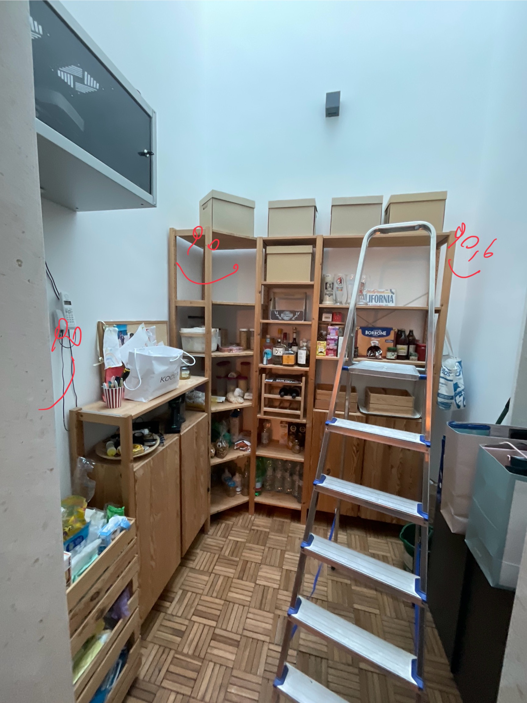 Vista completa ripostiglio prima dell'intervento - scaffali provvisori e spazio disorganizzato Terlizzi
